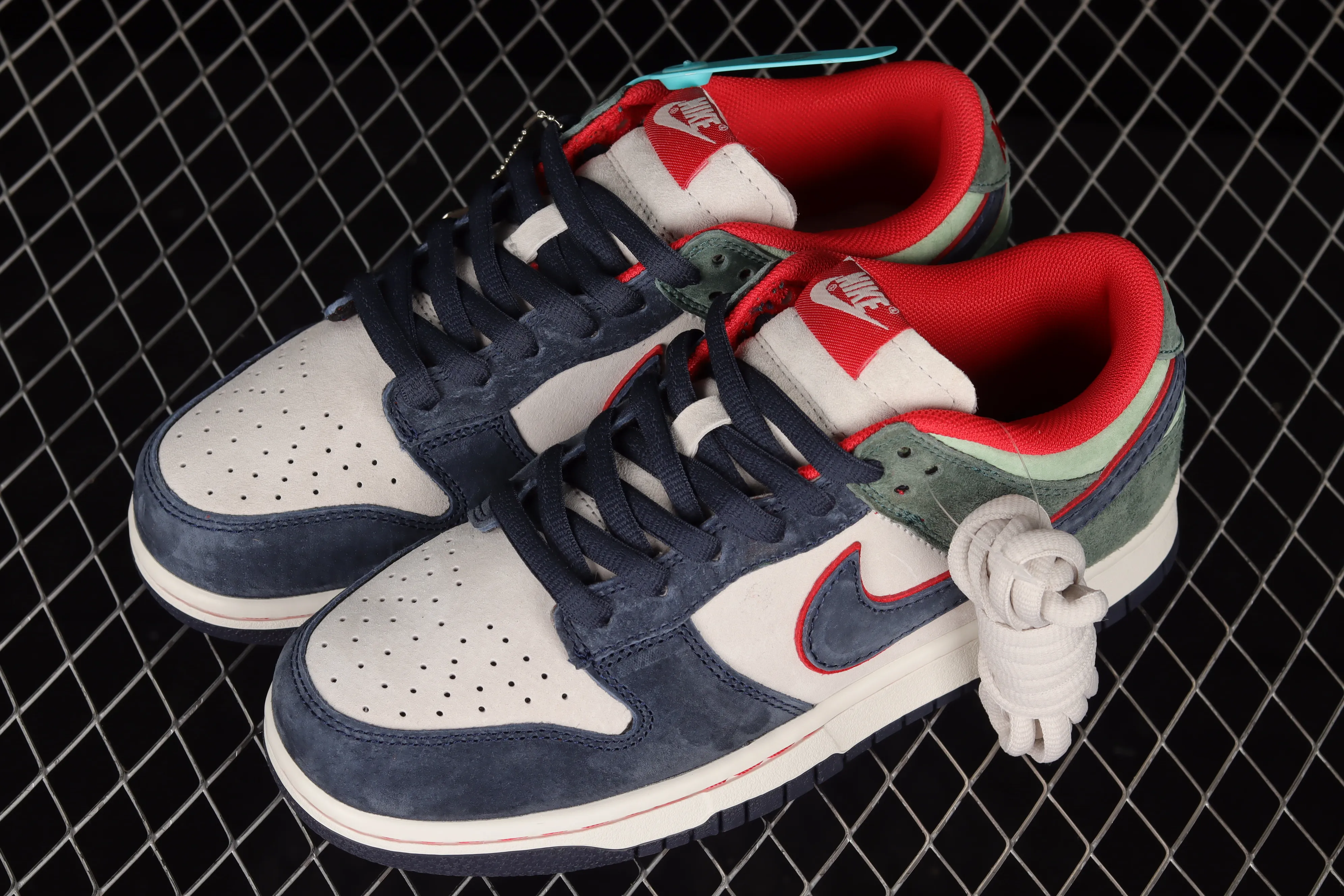 All Categories Nk SB Dunk Series Nk SB Dunk Low Low-top sneakers F version Otomo Katsuhiro x Nk SB Dunk Low "Steamboy OST" Otomo Katsuhiro co-branded SB low-top sports and leisure sneakers LF0039-004